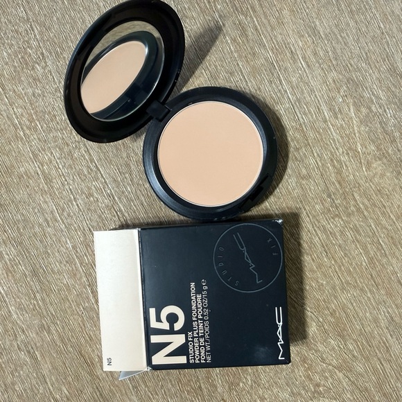 UNUSED MAC Cosmetics N5 Powder Foundation - Creamy Tan - Picture 2 of 6